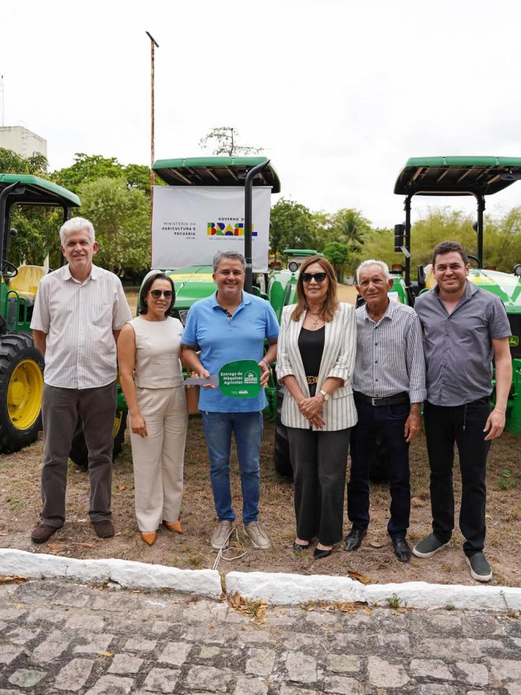 Prefeita Rosalba Mota recebe trator para São José do Bonfim em parceria com o Governo Federal