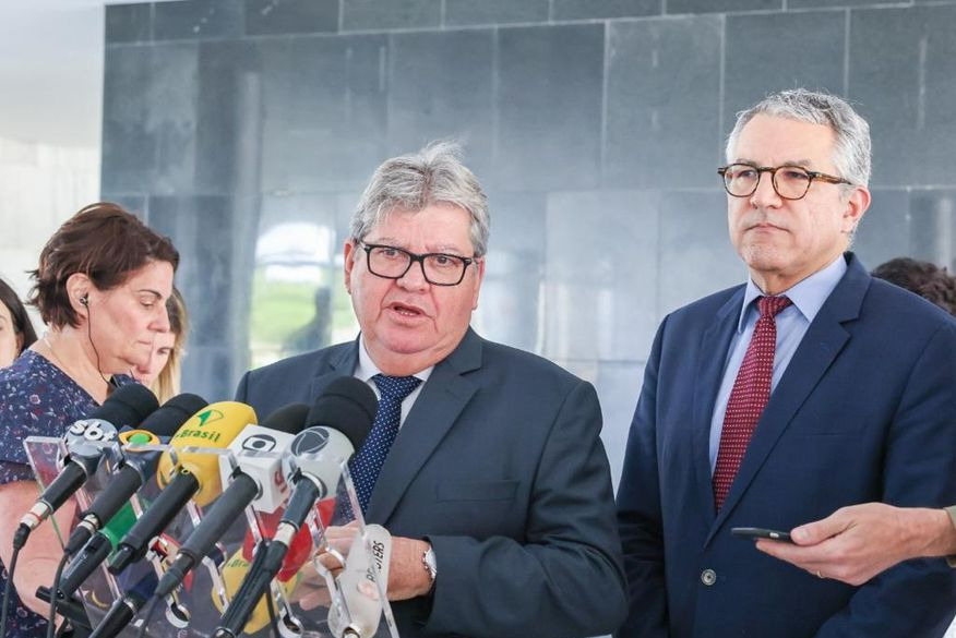 João Azevêdo discute parcerias para retomada de obras e apresenta a Lula programa Tá na Mesa e Opera Paraíba