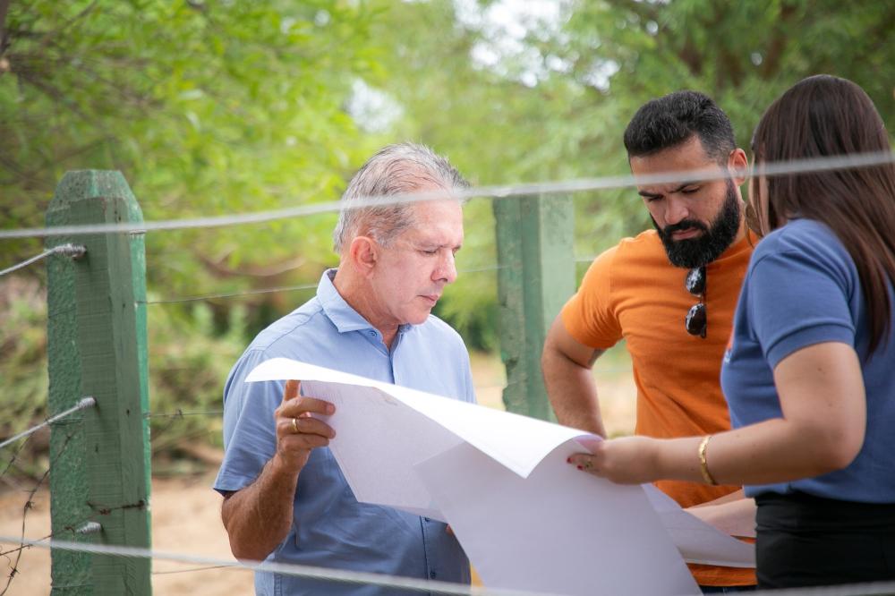 Prefeitura de Patos inicia poda e limpeza da área onde será implantado o Parque Municipal da Criança