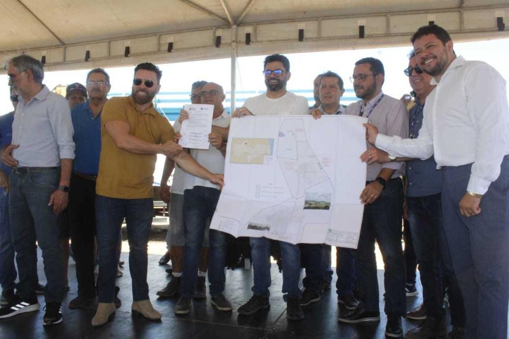 Em São Bento, Ao lado de diretor da CAGEPA, prefeito Jarques Lúcio assina ordem de serviço para obra de abastecimento ‘d’água de três bairros e áreas adjacentes