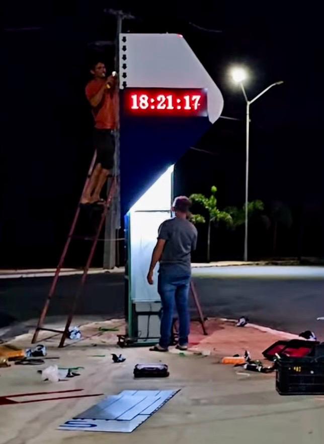 Prefeitura de Quixaba instala letreiro eletrônico com iluminação em LED na entrada da cidade
