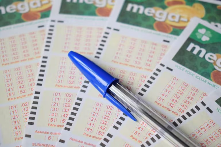 Mega-Sena volta a acumular e poderá pagar R$ 47 milhões na terça; veja os números