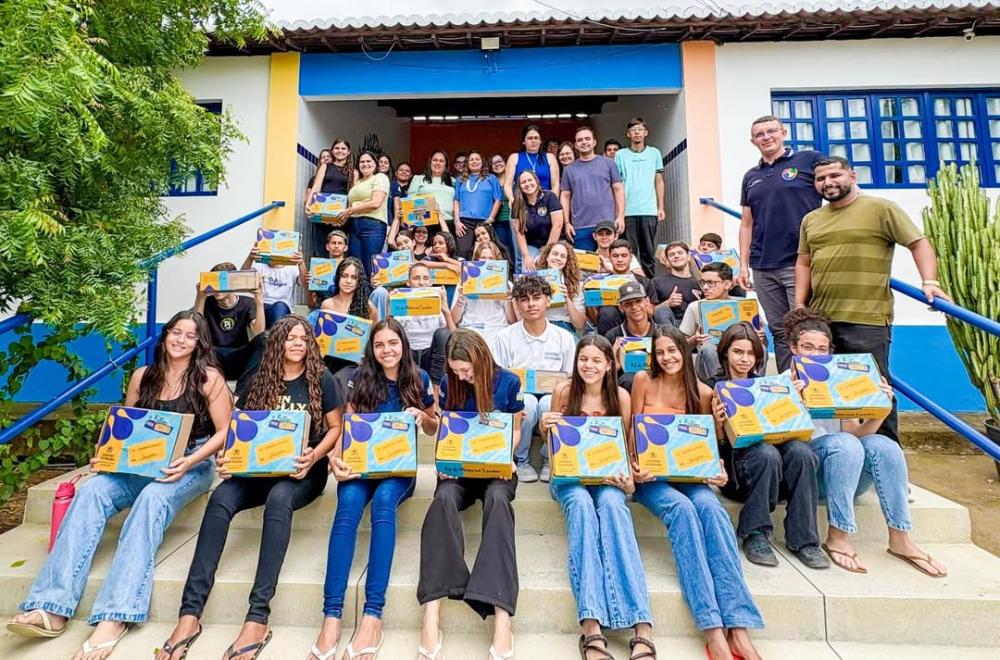 Frei Martinho fortalece educação com entrega de kits escolares aos alunos da rede estadual